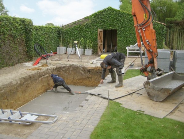 laying concrete foundations for inground pool